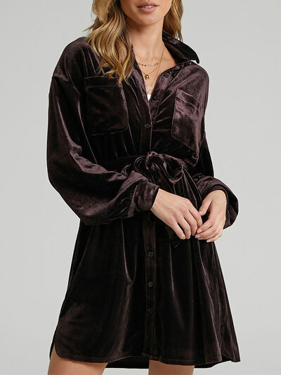 Mini-robe à manches longues boutonnée avec col