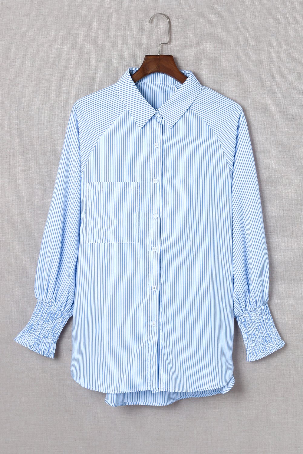 Chemise mi-longue à revers rayé et manches tombantes oversize